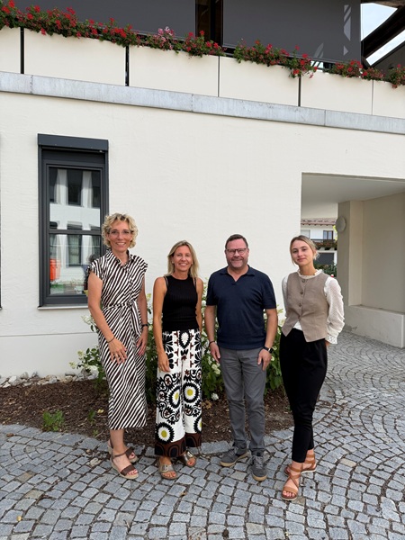 Rektorin Susanne Höglinger-Winter und Kämmerin Magdalena Hartl gemeinsam mit dem Schulverbandsvorsitzendem Bürgermeister Stephan Gawlik und seiner Vertreterin Sandra Denk-Uhrmann auf dem Fürstensteiner Rathausplatz.